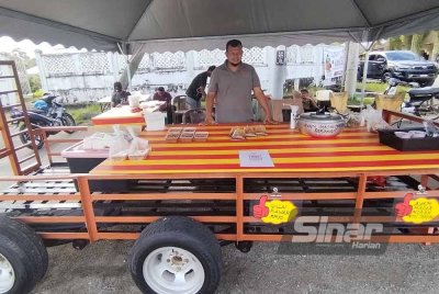 Mohd Azizul menjual daging kawah menggunakan ekor treler di Bazar Ramadan Kampung Lubuk Kawah di Hulu Besut, Terengganu.