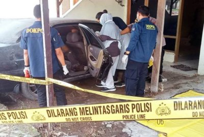 Petugas forensik mengumpulkan bukti di lokasi kejadian. Foto Agensi