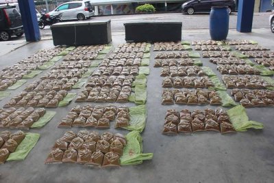 Air ketum yang dirampas dalam serbuan di Kampung Pangkal Mempelam, Kuala Krai pada Khamis.