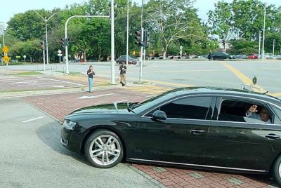 Ismail Sabri Yaakob dilihat tenang sambil melemparkan senyuman kepada petugas media ketika hadir di Ibu Pejabat SPRM pada Jumaat.