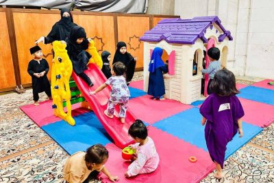 RUANGAN khas disediakan pihak masjid untuk kanak-kanak bermain dengan dipantau petugas. Foto Facebook Masjid Wilayah Persekutuan