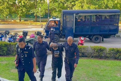 Tertuduh (dua, kanan) didakwa melakukan kesalahan menggugat ketenteraman awam di LTAPP dalam kejadian pada Selasa lalu.