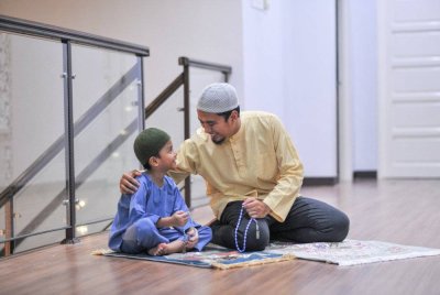 
IBU BAPA sepatutnya memainkan peranan ketika membawa anak-anak ke masjid dengan mengajar adab-adab di masjid. Foto Canva