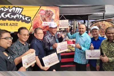 Mohd Jafni (tiga dari kanan) bersama Khaled (empat dari kiri) menunjukkan papan tanda Kempen Hargai Makanan Elak Pembaziran (VFNW) sempena bulan Ramadan pada Khamis.