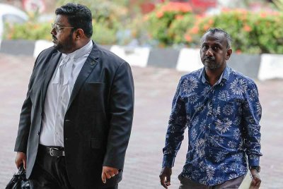 Wartawan portal berita tempatan, B Nantha Kumar, 42, (kanan) mengaku tidak bersalah di Mahkamah Sesyen hari ini atas pertuduhan menerima rasuah berjumlah RM20,000. Foto Bernama