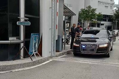 Ismail Sabri yang menaiki kenderaan jenis Audi berwarna hitam itu keluar kira-kira jam 12.30 tengah hari sambil diiringi kenderaan polis.