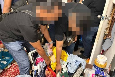 Pegawai JIM melakukan pemeriksaan di sebuah premis yang digunakan oleh ejen haram warga asing. Foto: JIM.