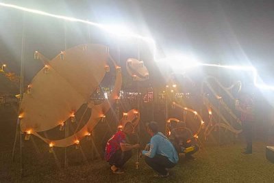 Lebih 300 pelita daripada tin terpakai menghiasi Pertandingan Pelita Raya Terengganu 2025.