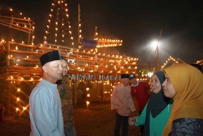 Razali (kiri) melawat Pertandingan Pelita Raya Terengganu 2025 (PeliTer @ KSNT 2025) yang diadakan di pekarangan tasik, Kompleks Sukan Negeri Terengganu (KSNT), Gong Badak