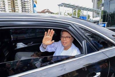 Kenderaan yang membawa bekas Perdana Menteri, Datuk Seri Ismail Sabri Yaakob keluar dari Ibu Pejabat Suruhanjaya Pencegahan Rasuah Malaysia (SPRM) selepas memberi keterangan bagi membantu siasatan kes rasuah dan pengubahan wang haram yang dikaitkan dengan beliau. - Foto Bernama