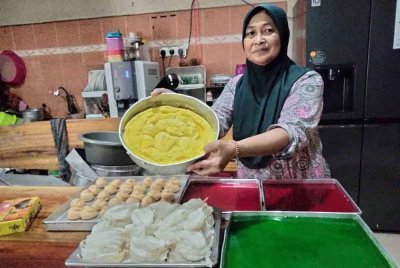 Mazni menunjukkan kuih yang dimasak sebagai juadah berbuka puasa.