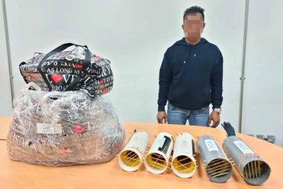 Seorang lelaki warga Indonesia ditahan di KLIA Terminal 2 pada Isnin, berhubung kes menyimpan burung dilindungi.