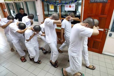 Sebahagian daripada 13 remaja berusia 16 hingga 19 tahun yang diperintahkan membela diri atas pertuduhan membunuh seorang pelajar Kolej Vokasional Lahad Datu tiba di Mahkamah Tinggi Tawau pada Selasa. Foto Bernama