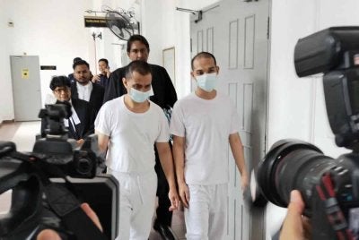 Muhammad Aufa (kanan) dan Abbas dilepas dan dibebaskan oleh Mahkamah Tinggi Johor Bahru atas pertuduhan mengedar dadah lebih 32.15kg jenis methamphetamine lima tahun lalu.