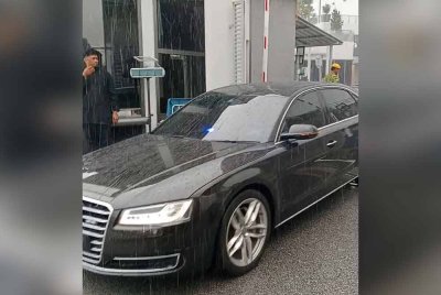 Kenderaan membawa Ismail Sabri bergerak keluar dari bangunan SPRM kira-kira jam 5.42 petang.