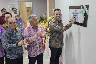 Steven menandatangani plak selepas merasmikan Bangunan Kesuma Pulau Pinang pada Jumaat.