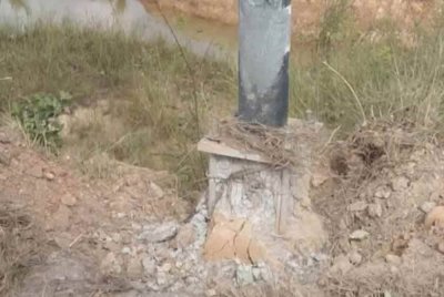 Bom yang dipasang pada tiang elektrik meletup dan mencederakan sembilan anggota polis ketika melakukan rondaan. - Foto: Agensi