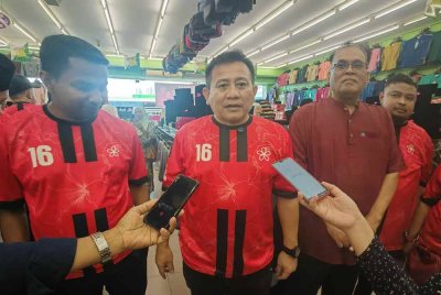 Tun Faisal ketika ditemui pemberita selepas Program Membeli Baju Rayas Asnaf di Nilai