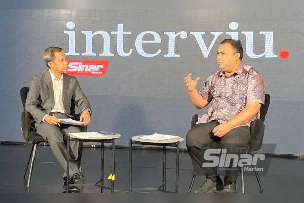 Azman (kanan) ketika program Interviu bertajuk 'Kerajaan Perlu Buktikan RUU PSB Tidak Jejaskan Rakyat' di Studio F, Kompleks Kumpulan Karangkraf pada Khamis.