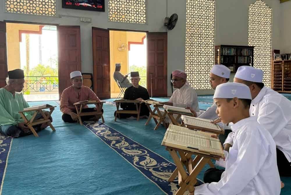 Geng Ngaji Tiang bertadarus al-Quran pada setiap hari sepanjang Ramadan selepas waktu Subuh di masjid berkenaan.