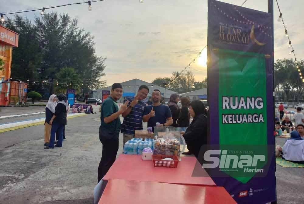 Orang ramai mendapatkan air dan kurma percuma di Iftar Ala Madinah@Karangkraf.