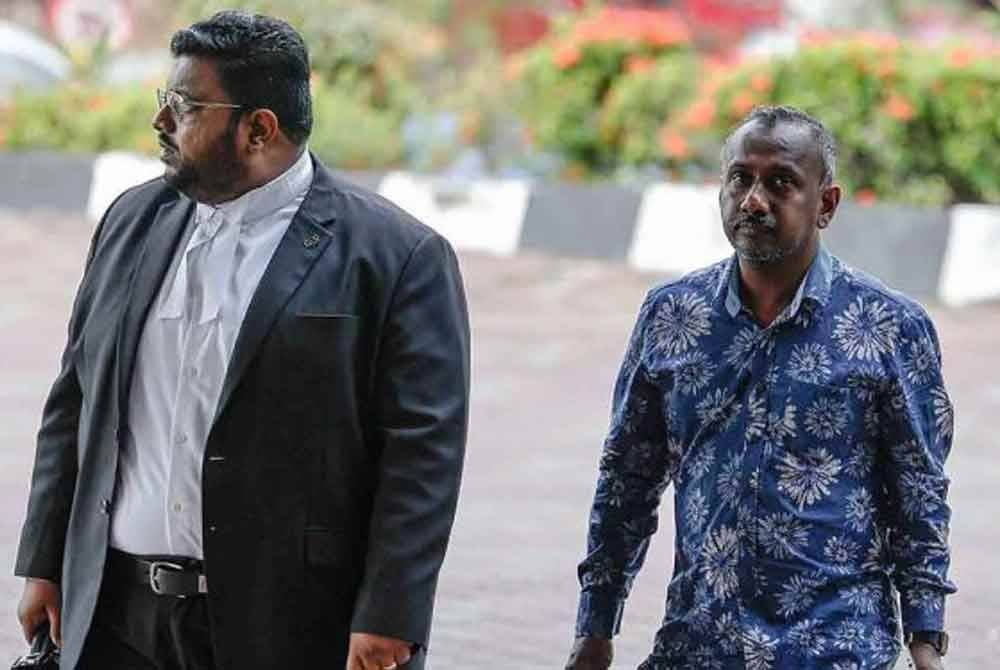 Nantha Kumar, (kanan) mengaku tidak bersalah di Mahkamah Sesyen Shah Alam pada Jumaat atas pertuduhan menerima rasuah berjumlah RM20,000. Foto Bernama