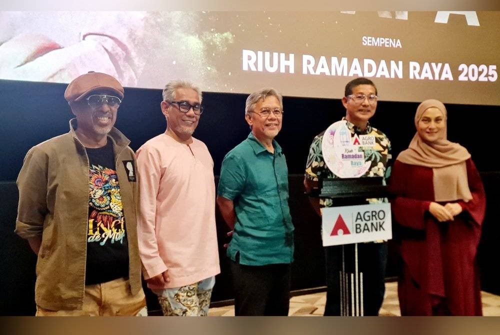 Dari kiri; Sabri, Ahmad Badli, Yunos, Jessie Lim dan Angeline Tan pada tayangan perdana ‘Terimalah Mama dan Papa’ di Dadi Cinema, Pavillion pada Jumaat.