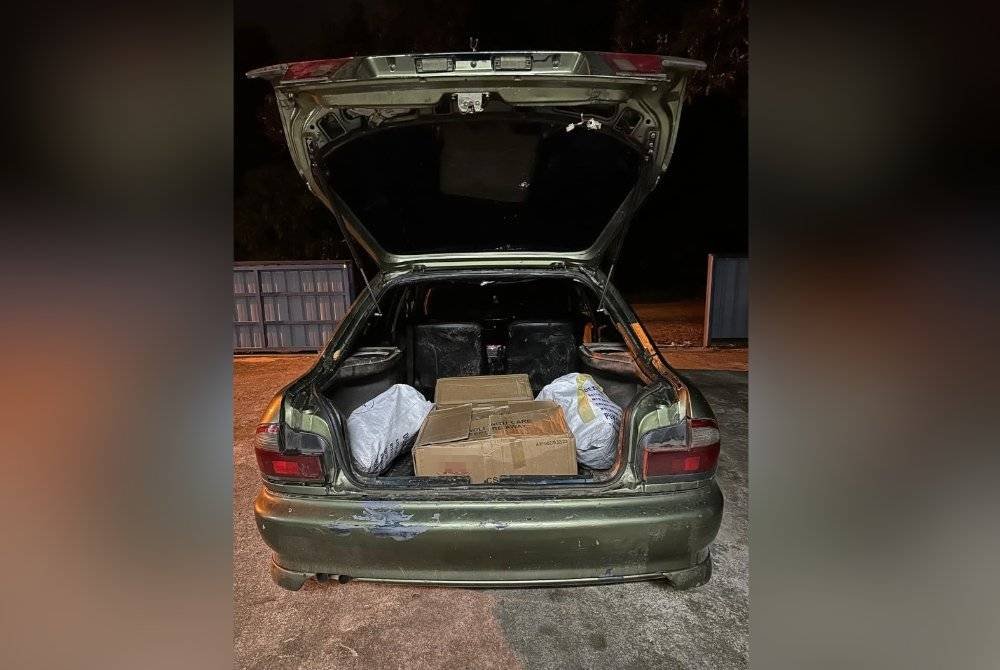 Kereta Proton Wira Aeroback yang ditahan sehingga membawa kepada penemuan pelbagai jenis mercun.