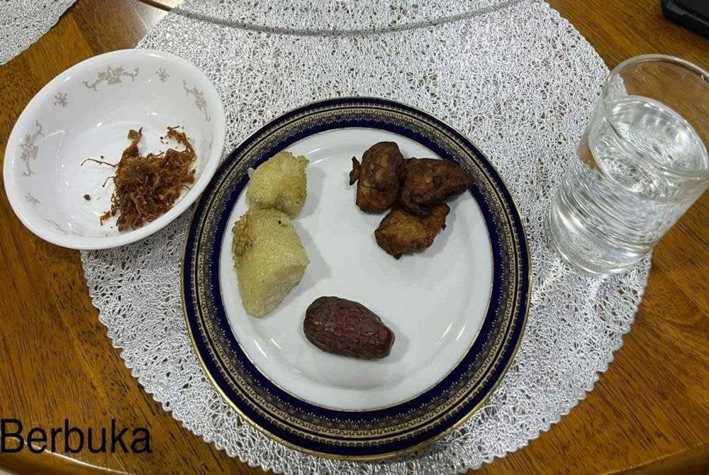 Menu berbuka puasa yang dikongsikan oleh Ahmad Samsuri. Foto Facebook Dr Ahmad Samsuri Mokhtar