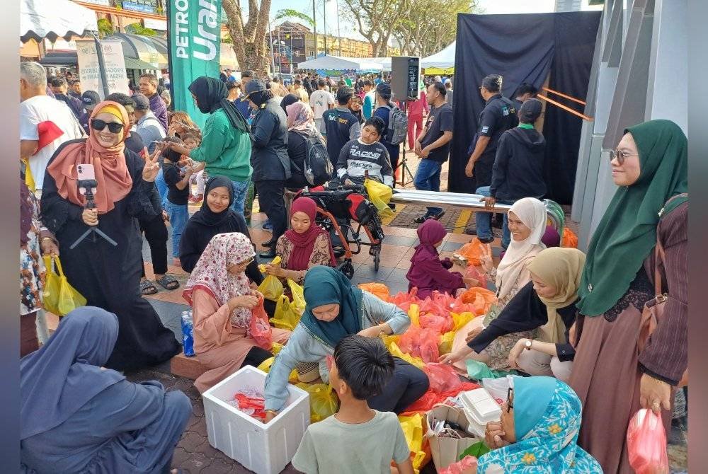 Antara sukarelawan yang terlibat dalam Projek Jalinan Kasih.