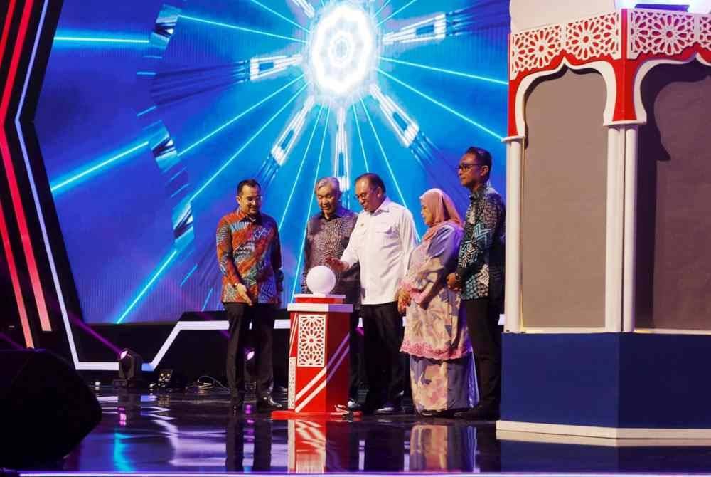 Perdana Menteri Datuk Seri Anwar Ibrahim (tiga, kanan) melakukan gimik Peluncuran Wakaf MARA MADANI sempena Sambutan Hari MARA Ke-59 di Pusat Dagangan Antarabangsa Kuala Lumpur (WTCKL), hari ini.