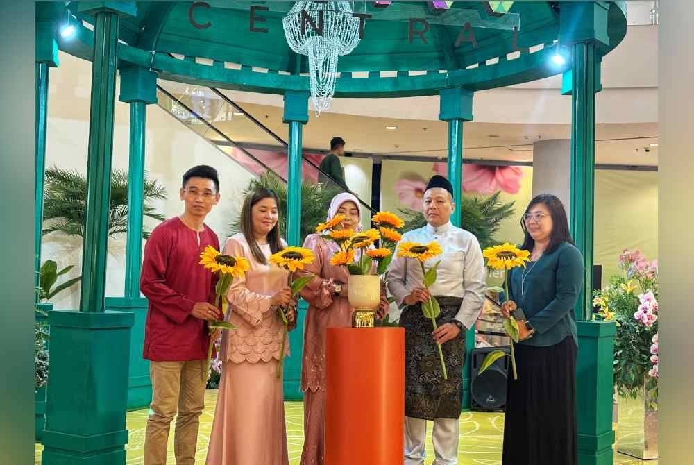 Barisan tetamu kehormat menyempurnakan gimik perasmian Keindahan Raya OpenHouse di Aman Central.