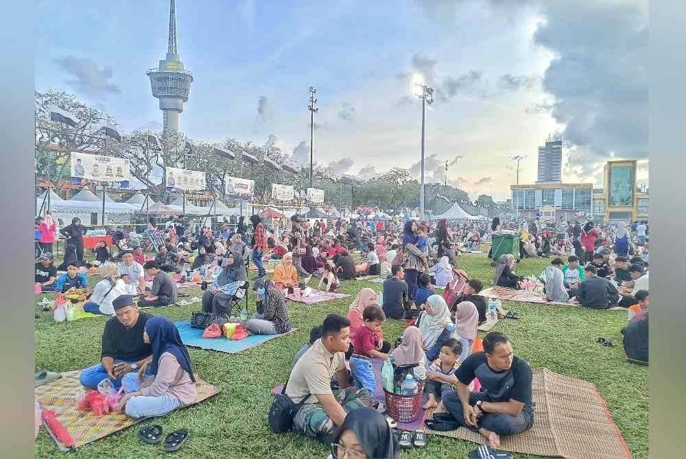 Sebahagian pengunjung iftar di padang MBK1 masih meneruskan tradisi berbuka secara bersila di atas tikar.