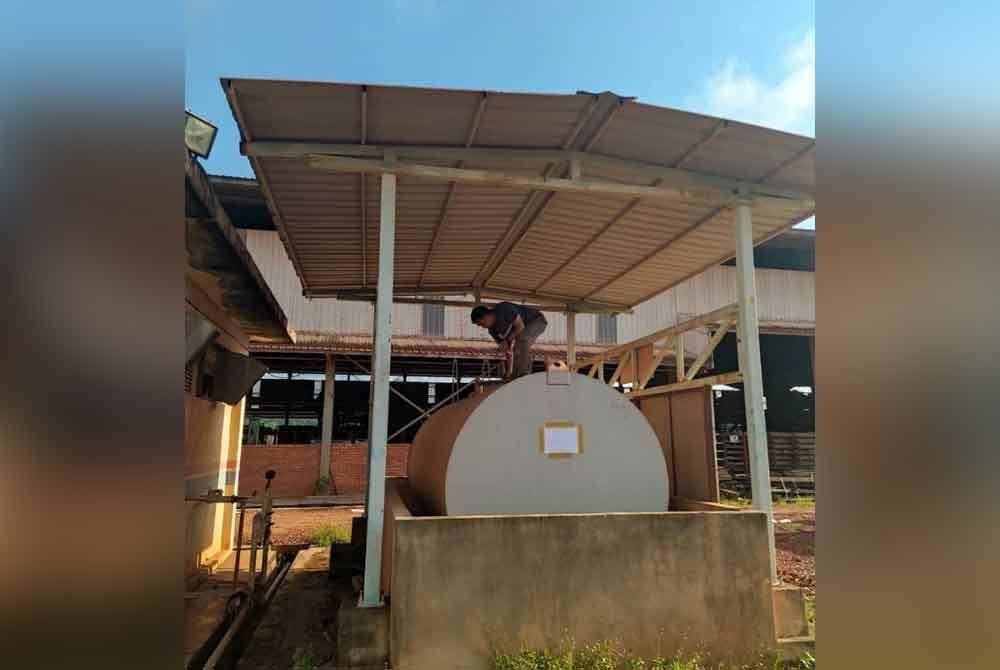 Satu daripada tiga tangki berisi diesel yang ditemukan dipercayai digunakan untuk mesin jentera berat.