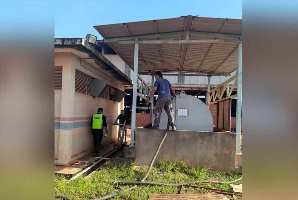 Anggota penguat kuasa KPDN menjalankan pemeriksaan selepas menyerbu sebuah premis di Parit Yaani, Batu Pahat pada Jumaat.