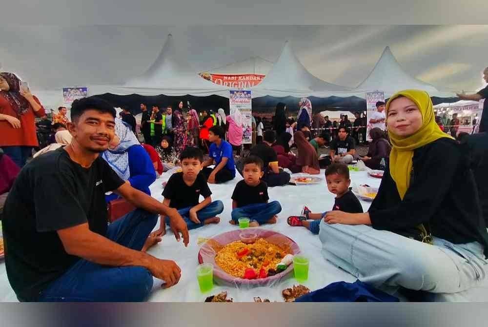 Pengunjung Karnival Mahabbah di Bertam Square menikmati hidangan nasi tomato talam dan daging lembu golek yang diedarkan secara percuma.