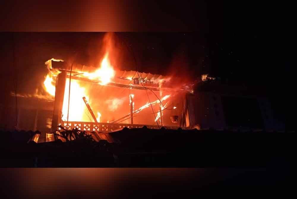 Kebakaran dipercayai berlaku sekitar jam 12 tengah malam pada Sabtu.
