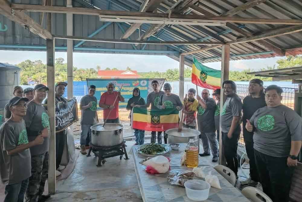 Ahli Pekida Daerah Kuala Selangor turut bertungkus lumus menyediakan juadah bubur lambuk pada program berkenaan.