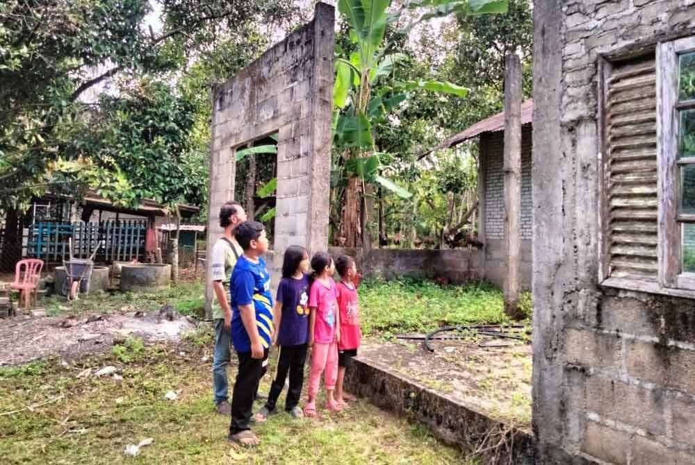 Abdul Hadi melihat rumahnya yang terbengkalai sejak lebih 20 tahun.