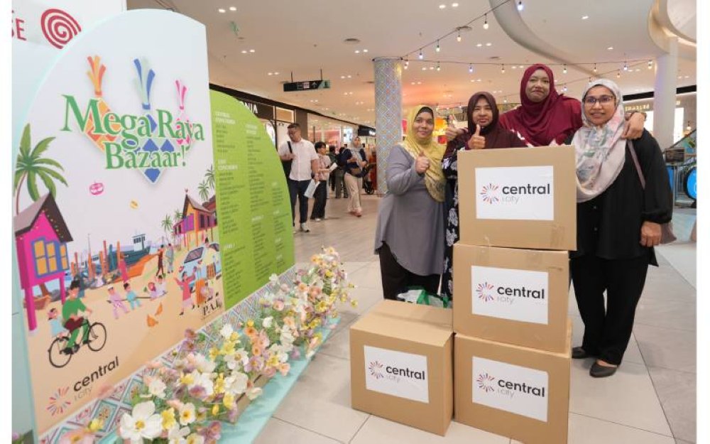 Central i-City tidak melupakan kepada golongan yang memerlukan apabila akan mengagihkan pek makanan kepada 20 keluarga kurang berkemampuan dan ibu tunggal di kawasan Shah Alam sepanjang musim Raya.