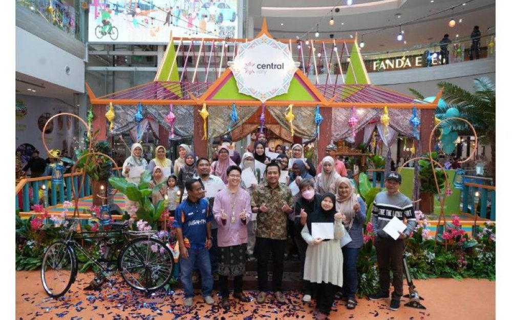 Exco Belia, Sukan dan Keusahawanan Selangor, Mohd Najwan Halimi (depan, tiga dari kiri) selepas merasmikan acara ‘Raya Dulu & Kini’ Central i-City.