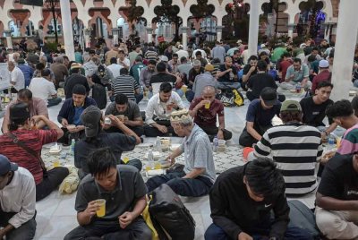 Adalah salah jika beranggapan puasa sifatnya universal kerana puasa adalah ibadah yang disyariatkan oleh ALLAH. Gambar hiasan