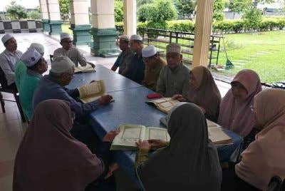 Aktiviti mengaji berhampiran dapur masjid sambil ngeteh pada 2020 lalu turut melibatkan penyertaan jemaah wanita.