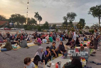 Orang ramai yang berminat untuk hadir diingatkan mendaftar sebelum jam 2 petang setiap hari melalui imbasan kod QR di laman web rasmi Iftar.karangkraf.com.