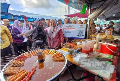 Fuziah melawat gerai yang menawarkan menu Rahmah ketika mengadakan lawatan ke BRR peringkat Zon Timur di bazar Ramadan Mahkota Square pada petang Jumaat.