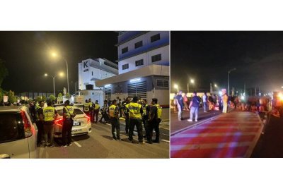 Polis mengambil masa lebih empat jam bagi menyuraikan himpunan pekerja kilang warga Nepal yang telah menghalang lalu lintas di Jalan Changkat Jong, Teluk Intan pada Jumaat. Foto ihsan polis