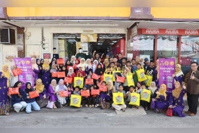 Warga kerja dan ahli Puspanita PKNK yang turut membantu anak-anak yatim memilih pakaian raya pilihan mereka di sebuah pusat membeli belah di Alor Setar baru-baru ini. Foto PKNK