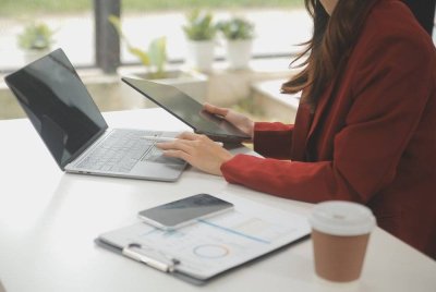 Industri profesional, saintifik dan teknikal yang menawarkan kadar upah kedua tertinggi juga turut dipelopori golongan wanita. Foto 123rf/foto hiasan