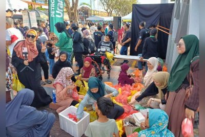 Antara sukarelawan yang terlibat dalam Projek Jalinan Kasih.