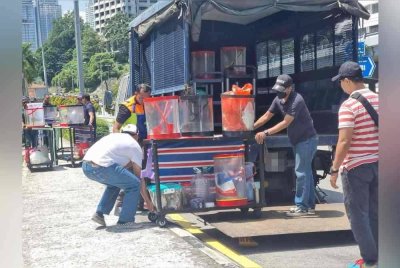 DBKL sita barangan penjaja air balang 'Rambo' di sekitar Jalan Raja. Foto Facebook DBKL